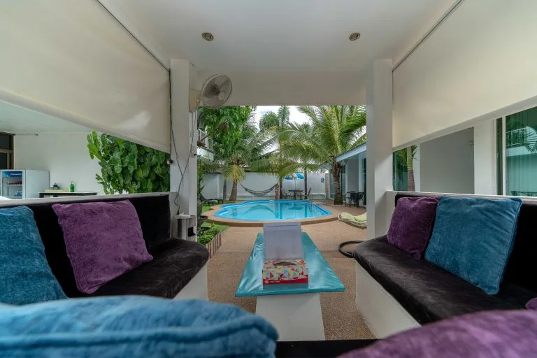 Coconut_palms_hotel_with_swimming_pool_Mahasarakham_3-768x512